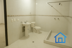 Baño de apartaestudio en Edificio Renacer